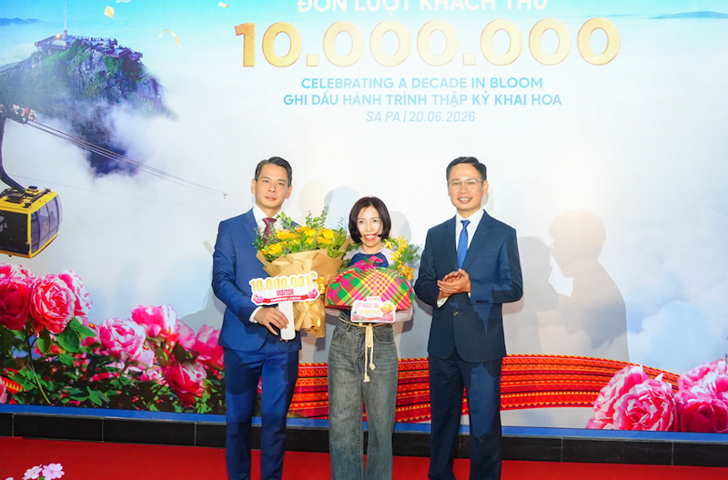 Ông Đặng Việt Dũng, Ủy viên Ban Thường vụ Đảng ủy phường, Phó Chủ tịch Thường trực UBND phường Sa Pa (bên trái) trao quà cho vị khách 10.000.001. Ông Đặng Việt Dũng, Ủy viên Ban Thường vụ Đảng ủy phường, Phó Chủ tịch Thường trực UBND phường Sa Pa (bên trái) trao quà cho vị khách 10.000.001.