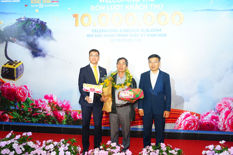 Ông Nguyễn Anh Vũ – Phó Tổng quản lý Sun World Fansipan Legend (bên trái) và ông Đỗ Văn Tân - Bí Thư Đảng ủy - Chủ tịch HĐND Xã Tả Van (bên phải) trao quà cho vị khách thứ 9.999.999. Ông Nguyễn Anh Vũ – Phó Tổng quản lý Sun World Fansipan Legend (bên trái) và ông Đỗ Văn Tân - Bí Thư Đảng ủy - Chủ tịch HĐND Xã Tả Van (bên phải) trao quà cho vị khách thứ 9.999.999.