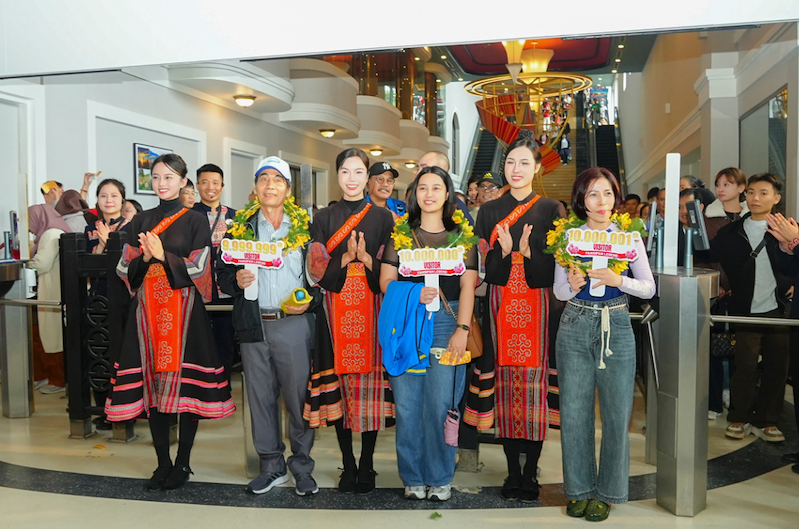 Ba vị khách may mắn theo thứ tự là: ông Lê Văn Phương (Quảng Ngãi), chị Irish Jane Tituag (Philippines) và bà Nguyễn Thị Huyền (Hải Phòng). Ba vị khách may mắn theo thứ tự là: ông Lê Văn Phương (Quảng Ngãi), chị Irish Jane Tituag (Philippines) và bà Nguyễn Thị Huyền (Hải Phòng).