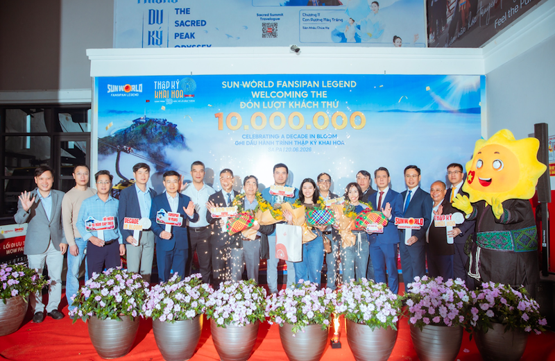Ba vị khách may mắn đã được vinh danh tại Ga đi cáp treo Fansipan trước sự chứng kiến của đại diện chính quyền địa phương, Hiệp hội Du lịch tỉnh Lào Cai, Sun World Fansipan Legend và đông đảo du khách. Ba vị khách may mắn đã được vinh danh tại Ga đi cáp treo Fansipan trước sự chứng kiến của đại diện chính quyền địa phương, Hiệp hội Du lịch tỉnh Lào Cai, Sun World Fansipan Legend và đông đảo du khách.