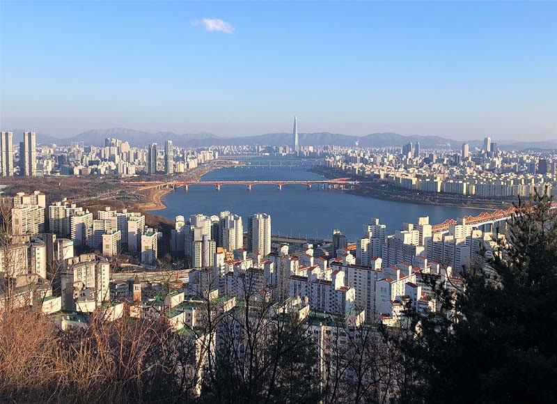 Toàn cảnh Seoul và sông Hàn, với toà Lotte World Tower nổi bật ở phía xa Toàn cảnh Seoul và sông Hàn, với toà Lotte World Tower nổi bật ở phía xa