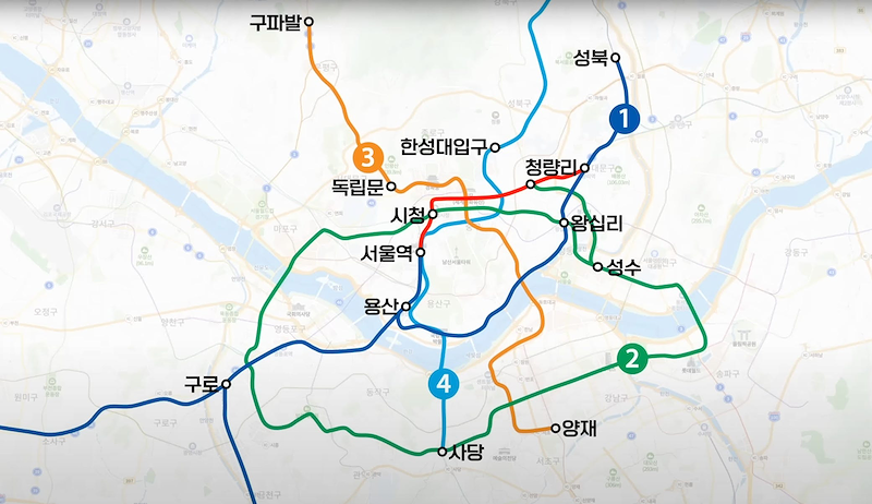 Các tuyến đường của thế hệ tàu điện ngầm đầu tiên ở Seoul (1-4): Tuyến 1 màu xanh dương và đỏ; Tuyến 2 màu xanh lá cây; Tuyến 3 màu cam; Tuyến 4 màu xanh da trời Các tuyến đường của thế hệ tàu điện ngầm đầu tiên ở Seoul (1-4): Tuyến 1 màu xanh dương và đỏ; Tuyến 2 màu xanh lá cây; Tuyến 3 màu cam; Tuyến 4 màu xanh da trời