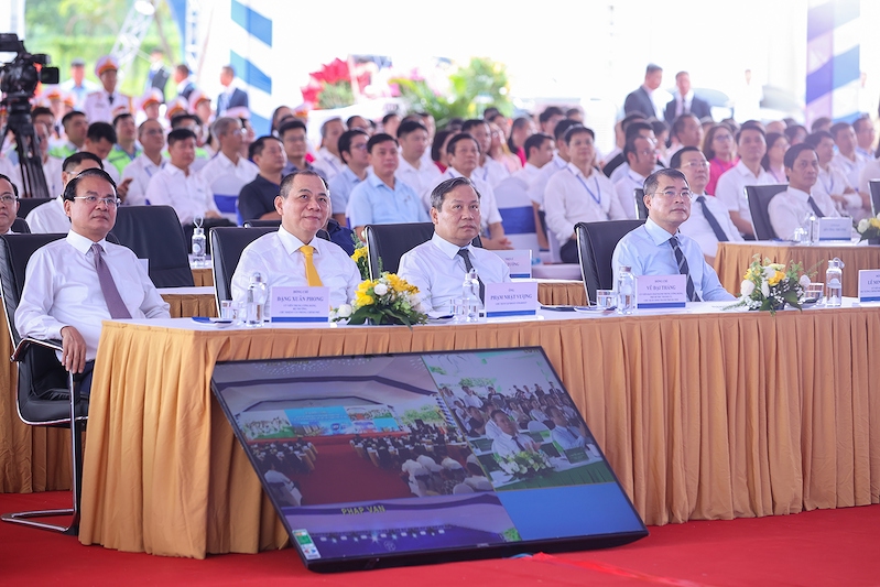 Thủ tướng Chính phủ Lê Minh Hưng và các đại biểu dự lễ khởi công đồng thời 5 tuyến đường sắt đô thị tại Hà Nội sáng 22/6 (Ảnh: VGP) Thủ tướng Chính phủ Lê Minh Hưng và các đại biểu dự lễ khởi công đồng thời 5 tuyến đường sắt đô thị tại Hà Nội sáng 22/6 (Ảnh: VGP)