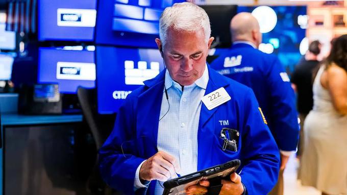 Phố Wall phân hóa: Dow Jones tăng, Nasdaq giảm vì cổ phiếu chip