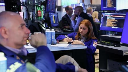 Dow Jones mất hơn 500 điểm sau tín hiệu cứng rắn từ tân Chủ tịch Fed
