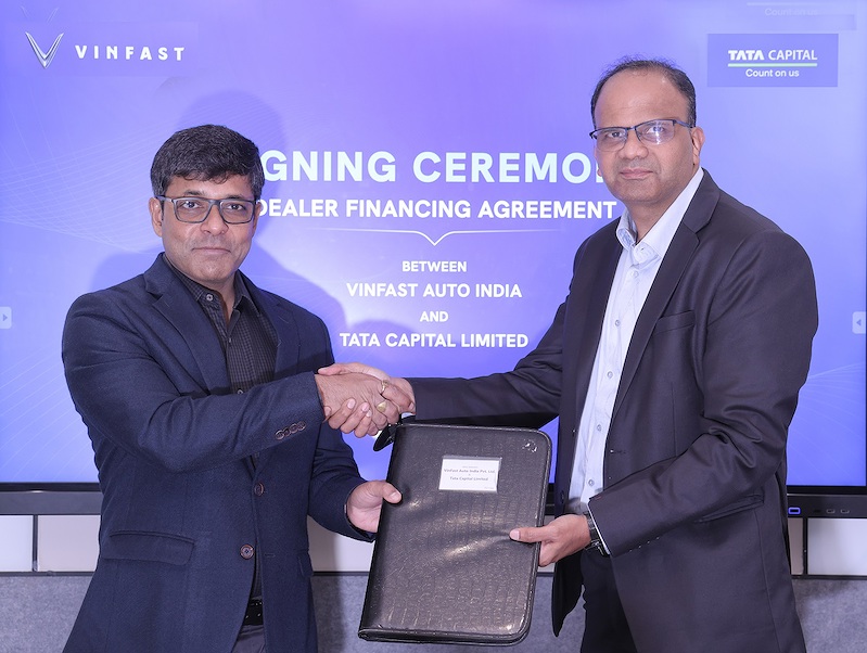 Ông Tapan Ghosh, CEO của VinFast India (trái) và ông Narendra Kamath, COO – SME Finance của Tata Capital, tại lễ ký kết (Ảnh: Vinfast)