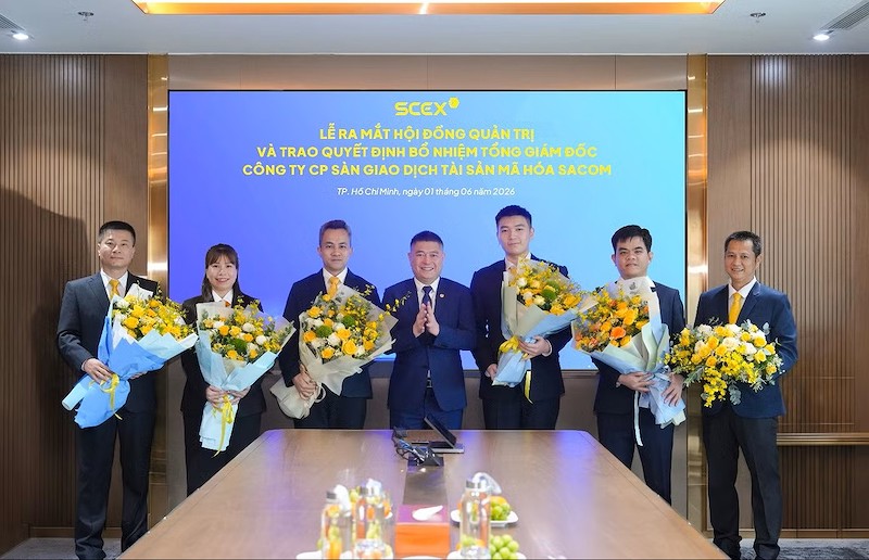 Ông Nguyễn Đức Thụy trao hoa chúc mừng HĐQT SCEX Ông Nguyễn Đức Thụy trao hoa chúc mừng HĐQT SCEX
