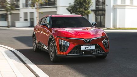 Từ ra lệnh bằng giọng nói tới điều khiển xe từ xa, VinFast VF 7 chinh phục tín đồ công nghệ