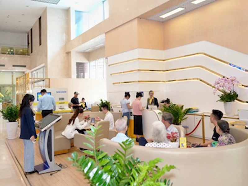   Khách hàng giao dịch tại Nam A Bank.  