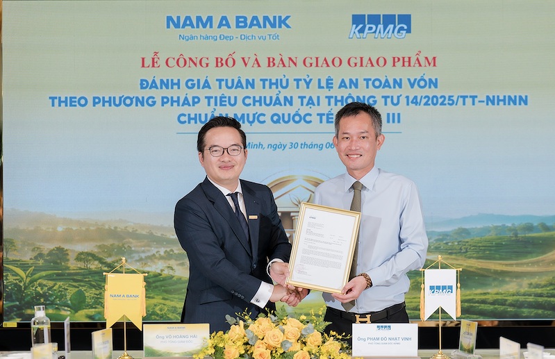   Đại diện KPMG trao thư xác nhận hoàn thành giao phẩm quan trọng này đến đại diện Nam A Bank.  