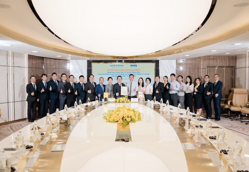   Các đại biểu chụp hình lưu niệm.  