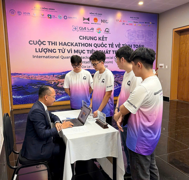 Ông Nguyễn Vĩnh Tuyên – Phó Tổng Giám đốc Nam A Bank, thành viên Ban giám khảo cuộc thi đang trao đổi cùng các thí sinh. Ông Nguyễn Vĩnh Tuyên – Phó Tổng Giám đốc Nam A Bank, thành viên Ban giám khảo cuộc thi đang trao đổi cùng các thí sinh.