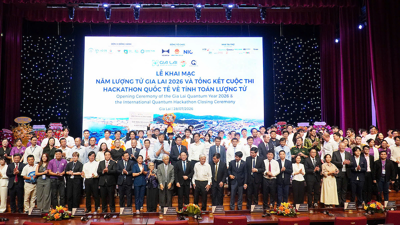 Thí sinh và Ban giám khảo chụp ảnh lưu niệm. Thí sinh và Ban giám khảo chụp ảnh lưu niệm.
