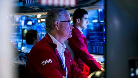 Chứng khoán Mỹ đỏ lửa, giá dầu vọt 10% sau tuyên bố của ông Trump