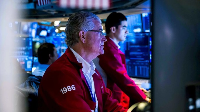 Chứng khoán Mỹ đỏ lửa, giá dầu vọt 10% sau tuyên bố của ông Trump