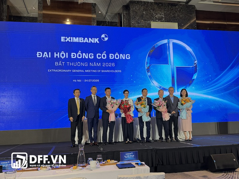 Tân thành viên BKS Nguyễn Quốc Hùng (thứ 5 từ trái sang) và thành viên độc lập HĐQT Nguyễn Lê Quốc Anh (thứ hai từ phải sang) ra mắt Đại hội