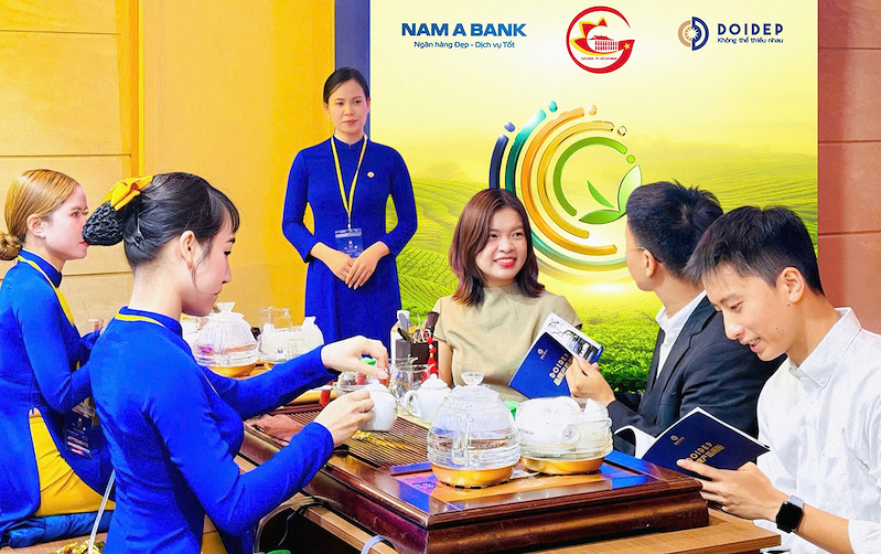   Quan khách thưởng thức trà DoiDep.  