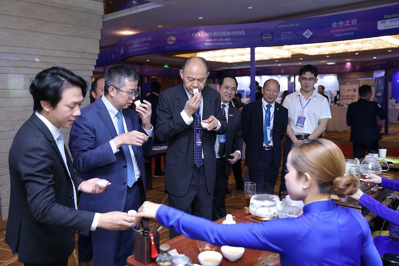   Đại sứ đặc mệnh toàn quyền Việt Nam tại Trung Quốc  - Ông Phạm Thanh Bình, đến tham quan và thưởng thức trà DoiDep.  