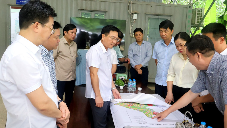 Phó Chủ tịch UBND tỉnh Vũ Việt Văn nghe đại diện chủ đầu tư Công ty TNHH Legacy Riverside báo cáo tiến độ dự án Dự án Khu đô thị sinh thái nghỉ dưỡng cao cấp Đông Trường Sơn (Ảnh: phutho.gov.vn) Phó Chủ tịch UBND tỉnh Vũ Việt Văn nghe đại diện chủ đầu tư Công ty TNHH Legacy Riverside báo cáo tiến độ dự án Dự án Khu đô thị sinh thái nghỉ dưỡng cao cấp Đông Trường Sơn (Ảnh: phutho.gov.vn)