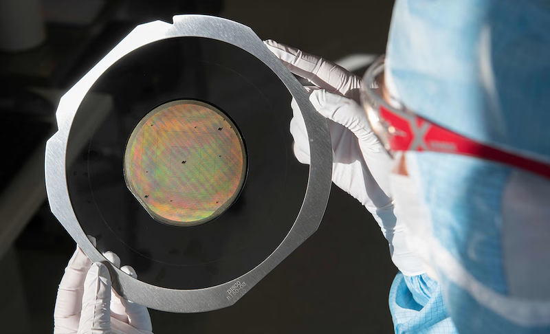 Tại nhà máy Trumpf Photonic Components ở thành phố Ulm, một nhân viên đang kiểm tra một tấm bán dẫn chứa đầy các điốt laser siêu nhỏ (Ảnh: Getty Images) Tại nhà máy Trumpf Photonic Components ở thành phố Ulm, một nhân viên đang kiểm tra một tấm bán dẫn chứa đầy các điốt laser siêu nhỏ (Ảnh: Getty Images)