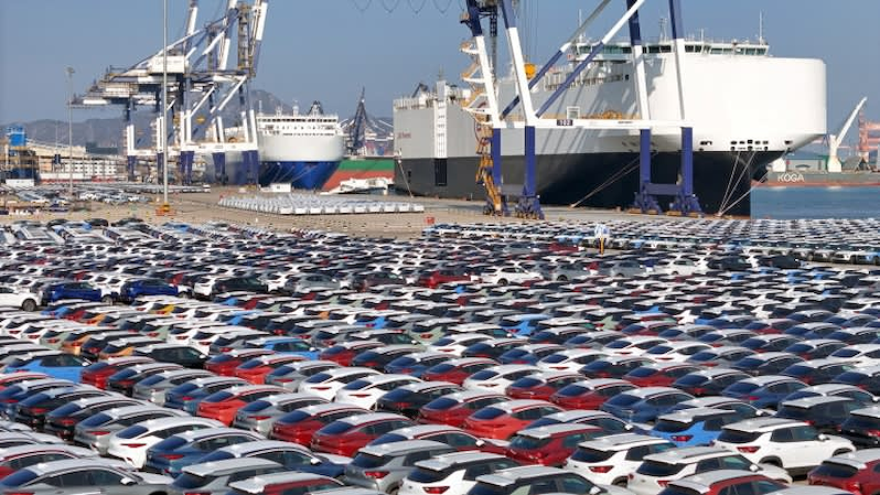 Cảng Yên Đài ở tỉnh Sơn Đông, Trung Quốc: EU lo ngại lượng lớn xe điện Trung Quốc sẽ làm quá tải các nhà sản xuất ô tô châu Âu (Ảnh: Reuters)