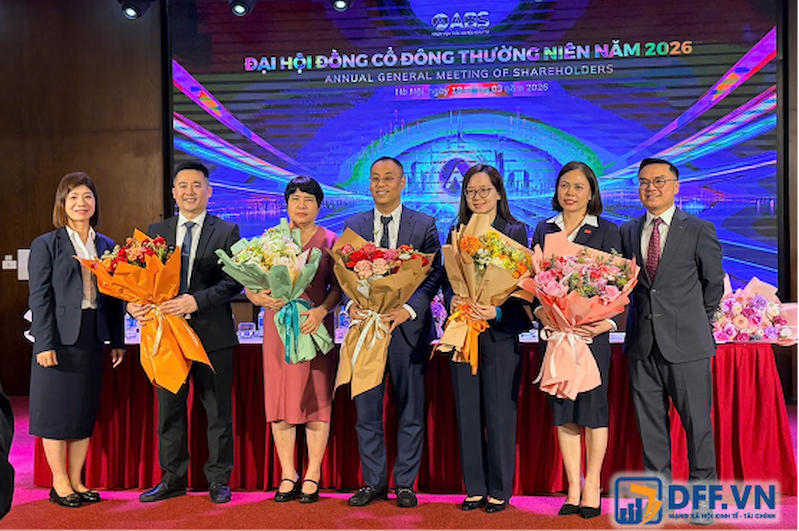 Bà Vũ Khánh Linh (đứng thứ 3 từ phải sang) tại ĐHĐCĐ thường niêm 2026 của Chứng khoán An Bình