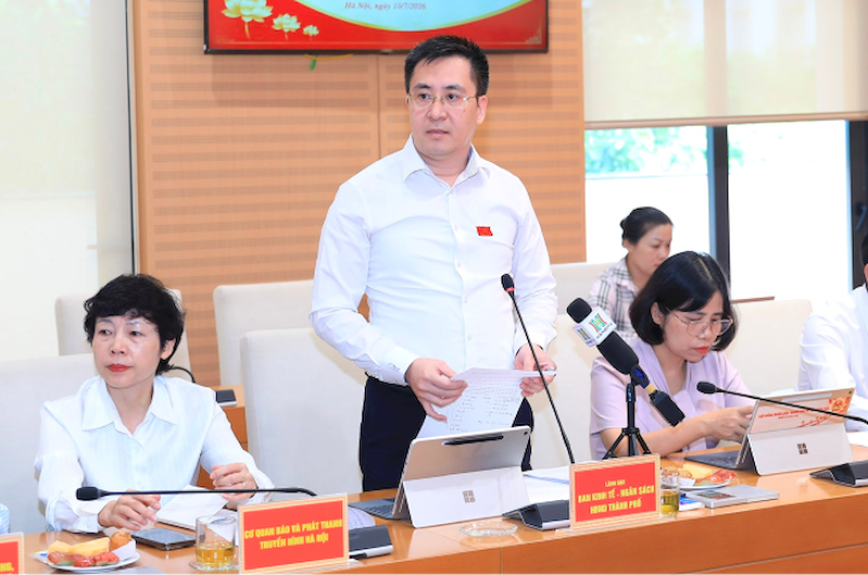   Phó Trưởng ban Kinh tế - Ngân sách HĐND thành phố Vũ Ngọc Anh thông tin tại hội nghị (Ảnh: dbndhanoi.gov.vn)
