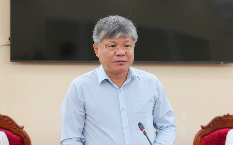 Ông Trần Công Kha, Bí thư Đảng uỷ, Chủ tịch HĐQT Tập đoàn Công nghiệp cao su Việt Nam báo cáo đề xuất tại buổi làm việc (Ảnh:
Cổng thông tin điện tử tỉnh Lâm Đồng) Ông Trần Công Kha, Bí thư Đảng uỷ, Chủ tịch HĐQT Tập đoàn Công nghiệp cao su Việt Nam báo cáo đề xuất tại buổi làm việc (Ảnh:
Cổng thông tin điện tử tỉnh Lâm Đồng)