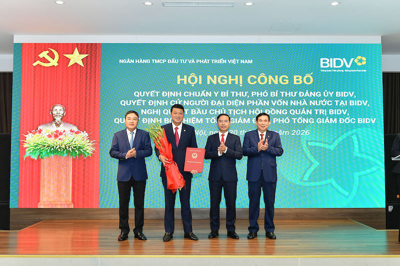 Thống đốc NHNN trao Quyết định chuẩn y Bí thư Đảng ủy BIDV cho Chủ tịch HĐQT BIDV Lê Ngọc Lâm (Ảnh: BIDV)