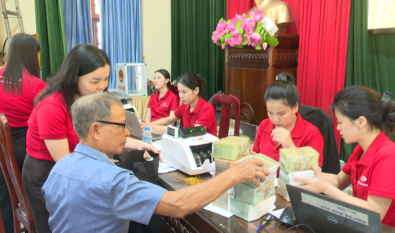 Người dân thuộc khu dân cư Đổng Lâm nhận tiền bồi thường giải phóng mặt bằng (Ảnh: Cổng Thông tin điện tử xã Gia Bình) Người dân thuộc khu dân cư Đổng Lâm nhận tiền bồi thường giải phóng mặt bằng (Ảnh: Cổng Thông tin điện tử xã Gia Bình)