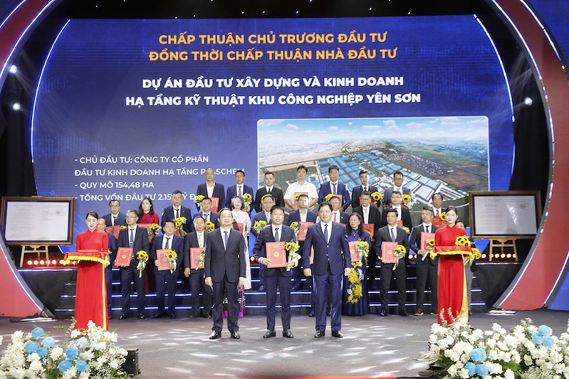 Đại diện UBND tỉnh Bắc Ninh trao Quyết định chấp thuận đầu tư cho Công ty Cổ phần Đầu tư Kinh doanh Hạ tầng Plaschem. Đại diện UBND tỉnh Bắc Ninh trao Quyết định chấp thuận đầu tư cho Công ty Cổ phần Đầu tư Kinh doanh Hạ tầng Plaschem.