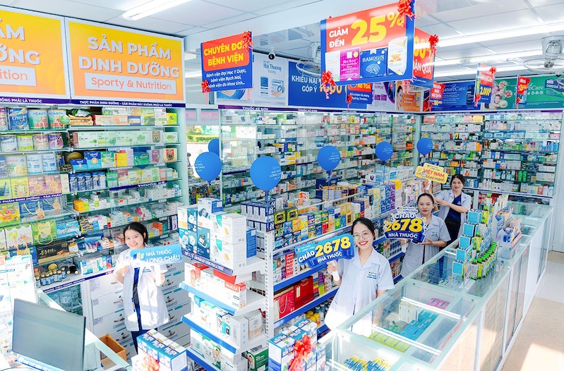Hơn 22.000 dược sĩ Long Châu - lực lượng hỗ trợ cộng đồng tại các điểm chạm y tế cơ sở. Hơn 22.000 dược sĩ Long Châu - lực lượng hỗ trợ cộng đồng tại các điểm chạm y tế cơ sở.