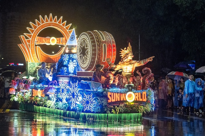 “Biển người” đội mưa hòa mình vào lễ hội Carnival đường phố quy mô nhất xứ Nghệ