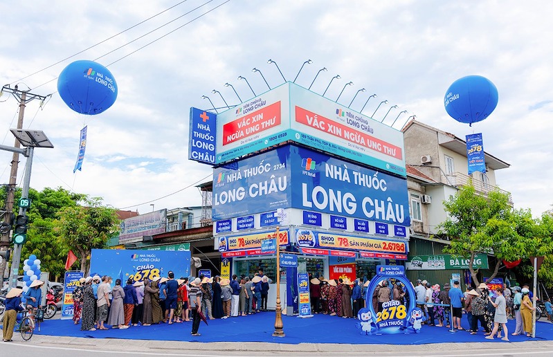 2.678 nhà thuốc Long Châu - 2.678 điểm chạm y tế gần người dân, sát người dân. 2.678 nhà thuốc Long Châu - 2.678 điểm chạm y tế gần người dân, sát người dân.