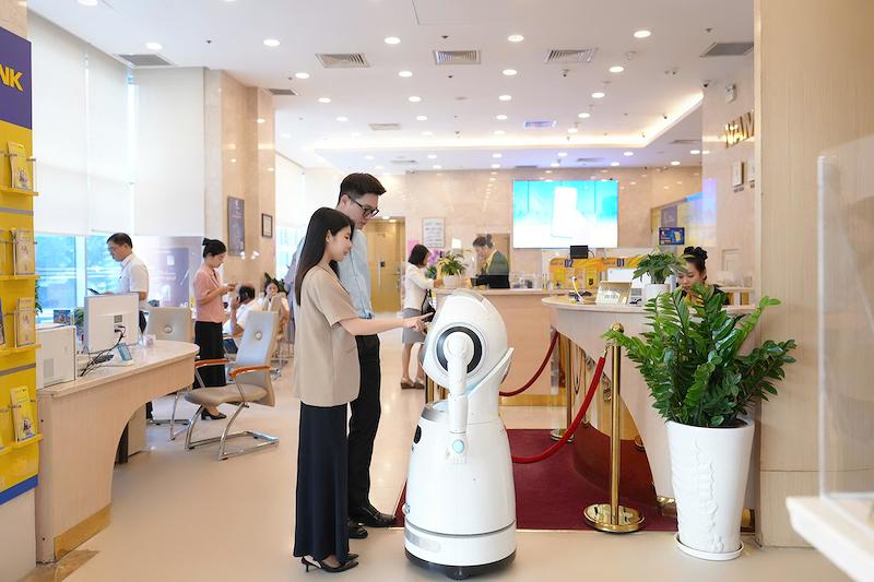   Khách hàng giao dịch tại Nam A Bank.  