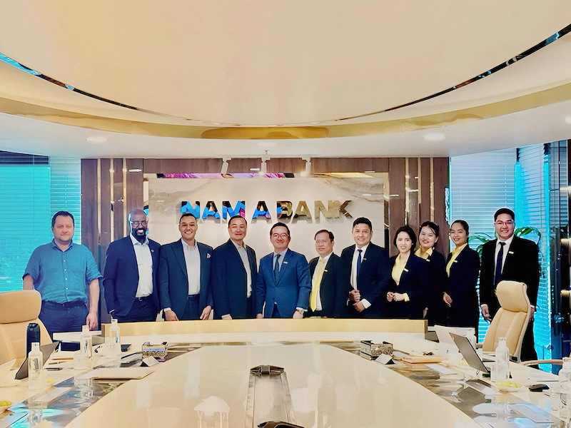   Ban lãnh đạo Nam A Bank và BlueOrchard thương thảo khuôn khổ hợp tác giữa hai bên.  