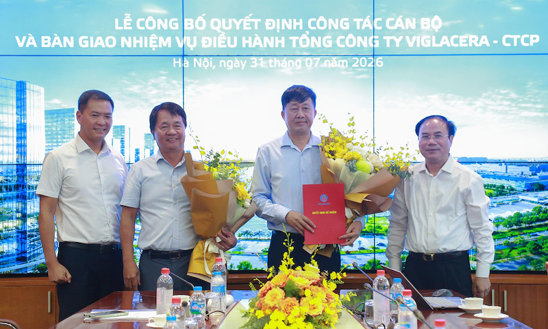 Ông Trần Ngọc Anh (thứ 2 từ phải sang)