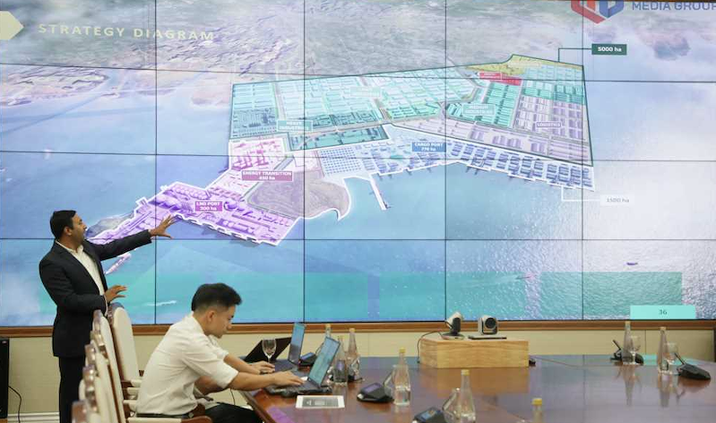 Đại diện nhà đầu tư giới thiệu về ý tưởng phát triển dự án (Nguồn: Cổng thông tin điện tử tỉnh Quảng Ninh)
