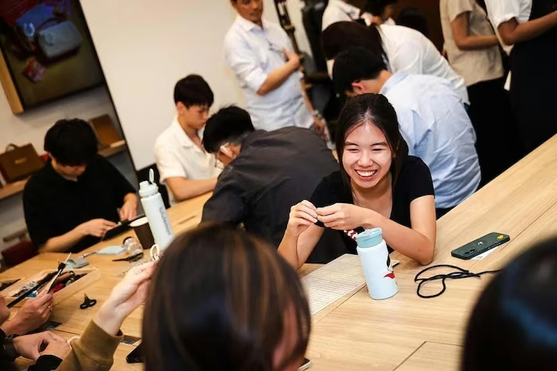 Chloe Wong, 19 tuổi, cho biết mẹ cô đã khuyến khích cô mở tài khoản đầu tư khi cô tròn 18 tuổi (Ảnh: OCBC) Chloe Wong, 19 tuổi, cho biết mẹ cô đã khuyến khích cô mở tài khoản đầu tư khi cô tròn 18 tuổi (Ảnh: OCBC)