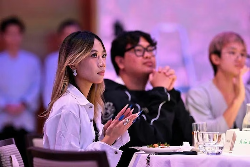 Chen Ee Hui (trái), 19 tuổi, cho rằng thị trường chứng khoán quá áp lực và thích “đầu tư” vào những chiếc túi xách phiên bản giới hạn hơn (Ảnh: UOB) Chen Ee Hui (trái), 19 tuổi, cho rằng thị trường chứng khoán quá áp lực và thích “đầu tư” vào những chiếc túi xách phiên bản giới hạn hơn (Ảnh: UOB)