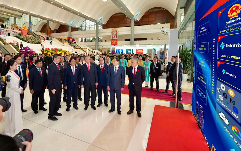 Ông Phan Đức Trung, Chủ tịch HĐQT VMatrix trình bày với Tổng Bí thư Tô Lâm và các lãnh đạo Đảng, Chính phủ về Mạng Dịch vụ Đa chuỗi Blockchain Việt Nam (VBSN)