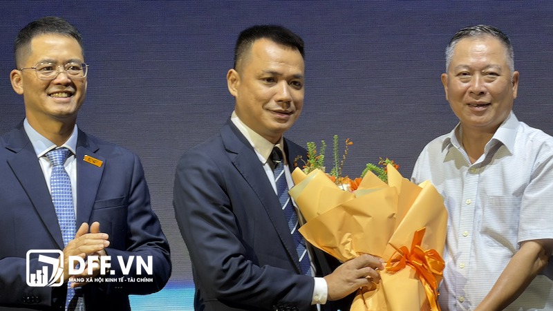 Ông Nguyễn Cảnh Anh (giữa) trúng cử thành viên độc lập HĐQT EVF tại EGM 2026 ngày 21/8 Ông Nguyễn Cảnh Anh (giữa) trúng cử thành viên độc lập HĐQT EVF tại EGM 2026 ngày 21/8