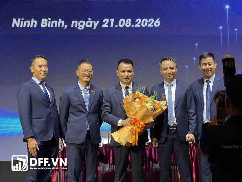 Ông Nguyễn Cảnh Anh (giữa) được bầu vào HĐQT EVF