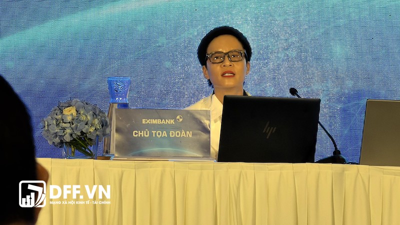 Bà Phạm Thị Huyền Trang điều hành EGM ngày 24/7 của Eximbank