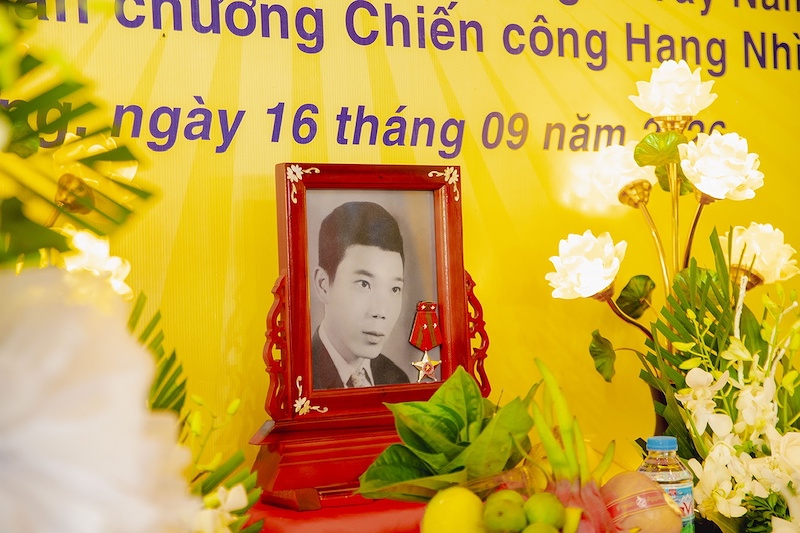 Di ảnh liệt sĩ Trần Hữu Quân tại lễ đón nhận, truy điệu và an táng hài cốt tại quê nhà ngày 16/9