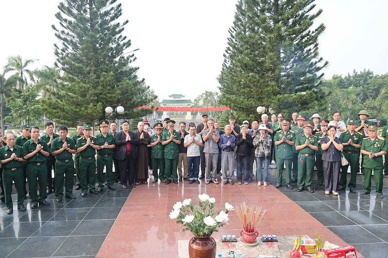 Đồng đội và thân nhân tưởng niệm liệt sĩ Trần Hữu Quân trước khi đưa hài cốt ông từ Đồng Nai trở về quê hương