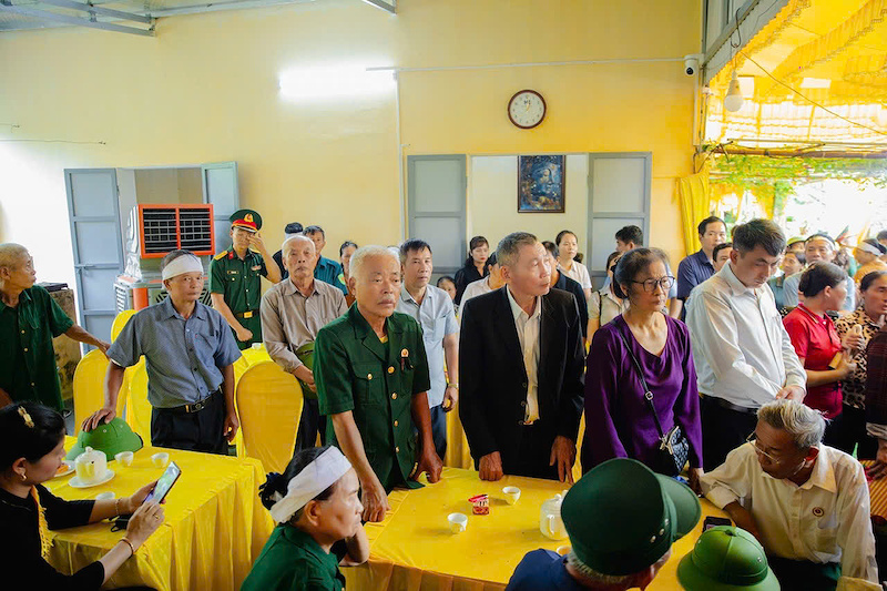 Buổi lễ ngày 16/9 có sự tham dự của Thiếu uý Lưu Văn Vinh (vest đen) - nhân chứng sống, người lái chiếc xe Uaz định mệnh chở Thiếu tướng Kim Tuấn (Tư lệnh Quân đoàn 3), Hạ sỹ Trần Hữu Quân (cần vụ Tư lệnh Quân đoàn) và Trung uý Tạ Đức Hoa (Bác sĩ). Bà Nguyễn Thanh Yên - vợ Liệt sỹ, Bác sỹ Tạ Đức Hoa mặc áo tím kế bên