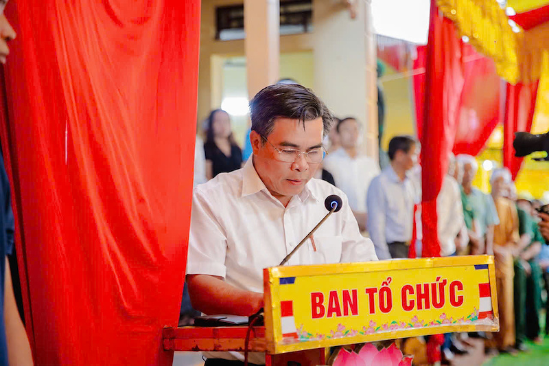 Ông Chu Phương, Chủ tịch UBND xã Bình Giang, đọc điếu văn tại lễ truy điệu liệt sĩ Trần Hữu Quân ngày 16/9