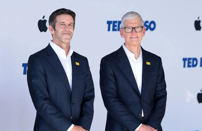 CEO Apple John Ternus (trái) và ông Tim Cook (phải) (Ảnh: Reuters)