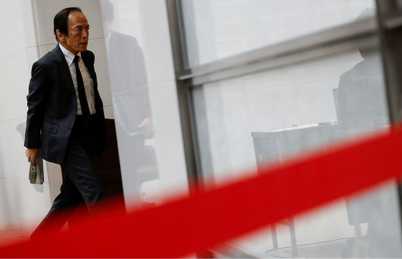 Thống đốc Kazuo Ueda bước vào cuộc họp (Ảnh: Reuters)